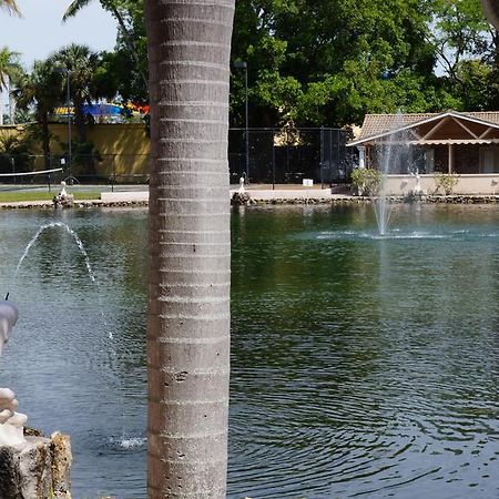 Rock Lake Not Open Due To Hurricane Damages Hotel Fort Myers Exterior photo