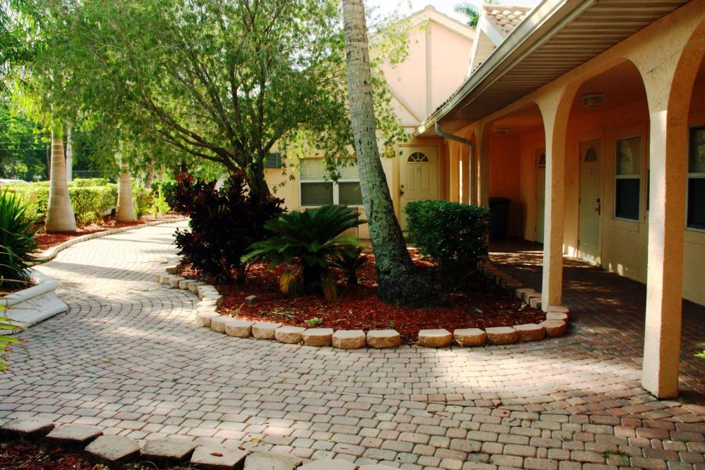 Rock Lake Not Open Due To Hurricane Damages Hotel Fort Myers Exterior photo