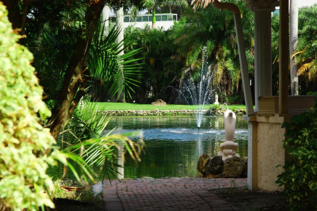 Rock Lake Not Open Due To Hurricane Damages Hotel Fort Myers Exterior photo