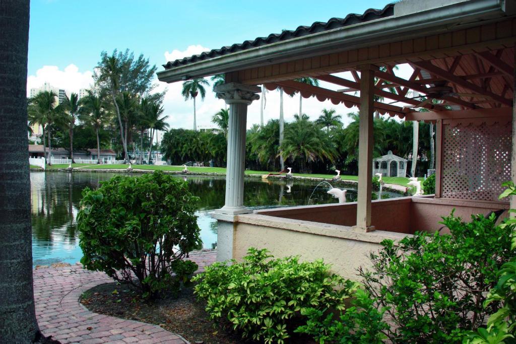 Rock Lake Not Open Due To Hurricane Damages Hotel Fort Myers Exterior photo