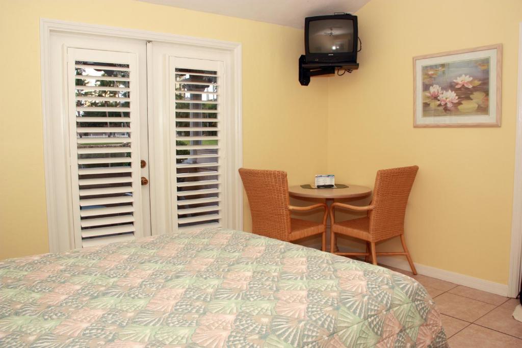 Rock Lake Not Open Due To Hurricane Damages Hotel Fort Myers Room photo